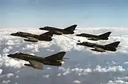 編隊を組んで空中給油するフランス海軍のシュペルエタンダール