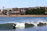三国サンセットビーチでサーフィン