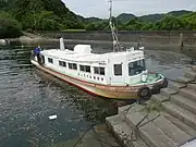 坂内港では船首から乗下船する