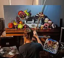 スーザン・ハレルの作品制作する様子