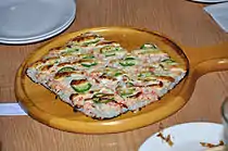 ハワイ料理店で提供されている寿司ピザ