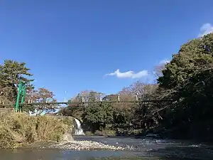 裾野市中央公園を象徴する吊り橋と五竜の滝