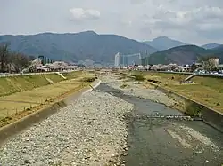 筑摩橋から薄川上流を望む