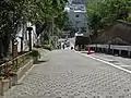 参道。非常に険しい坂となっている