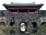 華虹門。城郭が水原川（朝鮮語版）を超える部分にある水門
