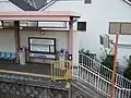 駅北寄り側、武庫川堤防上の道路より。