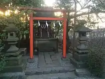 赤い鳥居のある稲荷社