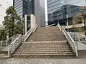公園最北部より横浜シンフォステージ・新高島駅方面へ接続する、すずかけ通り歩道橋(2024年4月1日)