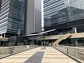 当施設の開発期間中は閉鎖していたが竣工翌日に再開通したすずかけ通り歩道橋、グランモール公園と当施設を接続している（2024年4月撮影）