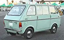 4代目キャリイ バンリアエンジン乗用車のような、傾斜が強く、裾も絞りこまれたバックスタイル。