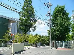 鈴峯女子短期大学(中央) 右の校門は鈴峯女子中学・高校 左の建物は付属図書館
