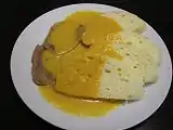 Sviečková na smotane スヴィエチコヴァー・ナ・スモタネ（蒸し煮した牛肉にニンジンと生クリームをベースにしたソースをかけ、蒸しパンを添えたもの）