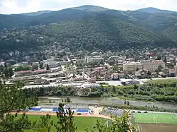 スヴォゲ駅とイスクル川、サッカー場