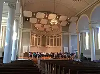1924年に建立したスウェイシー礼拝堂とその内部