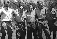 第101飛行隊のパイロット。中央がアロン、右隣がエゼル・ヴァイツマン。1948年。