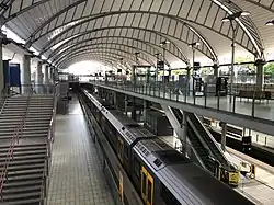 シドニーのオリンピックパーク駅。すべての乗客は中央の島式プラットホームで降車し、非常に幅が広い外側のプラットホームから乗車する。