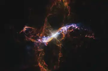2013年10月と2014年10月にハッブル宇宙望遠鏡 (HST) の広視野カメラ3 (WFC3) で撮像されたデータから合成されたみずがめ座R星の画像。