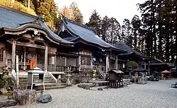 左から大黒天堂、本堂、大師堂