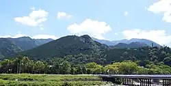 城跡のある生子山(中央手前)