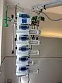 シリンジポンプ。多種の薬剤投与が必要な場合は専用のラックに懸架して使用される。
