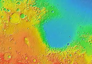 MOLA(Mars Orbiter Laser Altimeter)による着色画像では、イシディス平原(右)と大シルチス(左)が見える。