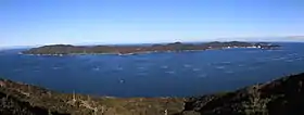 菅島から望む答志島、三重県鳥羽市、左奥に飛島、右奥に大築海島と小築海島(2015年2月28日)