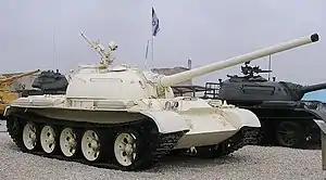 ソ連製T-54戦車。砲身に排煙器は無く、キューポラの前にベンチレーターのカバーがある