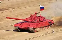 疾走するロシアの T-72B（2013年大会）