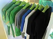 ハンガーで吊るした状態で売られているTシャツ(世界各地のカジュアルウェアのショップで見られる光景)