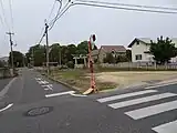 旧山陽道と岡田新道の丁字路左奥に向かう道が岡田新道。『本陣殺人事件』では角に煙草屋があったとされている。