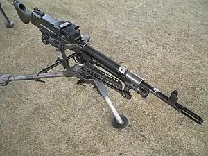 三脚架を装備した74式小隊機関銃