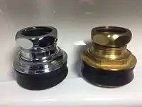 汎用大便器用めっきスパッド（左）/床下給水和風便器用めっき無しスパッド（右）