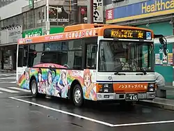 東海バスのラッピングバス2号車465号車 いすゞ・エルガミオ(沼津駅南口)
