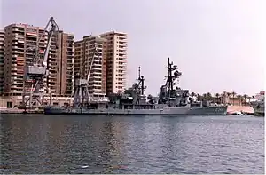 トルコ海軍のD-346 アリシテペ（旧DD-827 ロバート・A・オーウェンス）本来のギアリング級駆逐艦では2番砲塔と3番砲塔がある場所に、35mm連装機関砲を装備している。