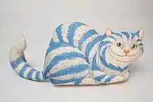 チェシャ猫をかたどった縫いぐるみ。1988年頃の作。インディアナポリス子供博物館所蔵。