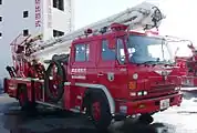 高所放水車(屈折放水塔車)の例東京消防庁ハイパーレスキュー