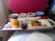 エコノミークラス機内食の一例。タイ国際航空、TG683、羽田→バンコク(メインがタイカレーの例)