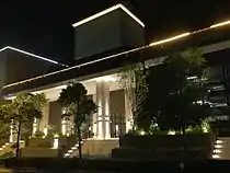 南側の外観（夜間ライトアップ）