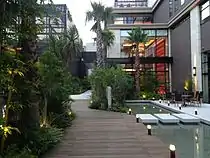 敷地内通路（右側にはレストランのオープンテーブルがある）