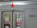 1024F（1324号車）の戸挟み検知センサー。ドア上部の赤矢印部である