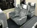 普通車座席（現在はブルー地のモケットに交換）