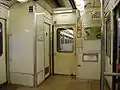 クハ6250形車内に設置されているトイレ(左側)およびくずもの入れ(右側)。壁面には上から非常通報器、ドアコック、非常灯を設置する