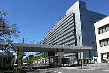 画像左 : 愛知県の渥美半島産の電照菊。東京への輸送に東名を使用するが、摘花時間や出荷体制は東名の輸送時間を勘案して決めている。画像右 : トヨタ自動車本社工場（愛知県豊田市トヨタ町）。ジャスト・イン・タイム生産方式で自動車を製造。当該工場は豊田IC付近に位置するが、この付近には同社の工場が密集している。