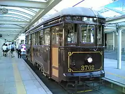 モ3700形2005年8月、駅前