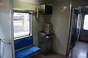 乗務員室後方部にある給水器