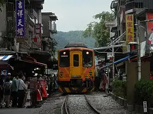 商店街の中を通る平渓線