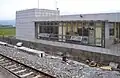 ホームより新東里駅舎を望む