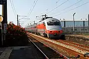 台鉄柳営駅を通過するプッシュプル自強号