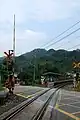富貴駅は踏切に隣接しており、「X」字型の斜めに道路と交叉している。しかし、一般的には垂直に交差している様に見える。