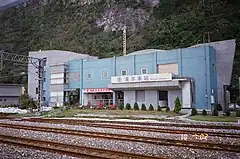 構内側からの駅舎